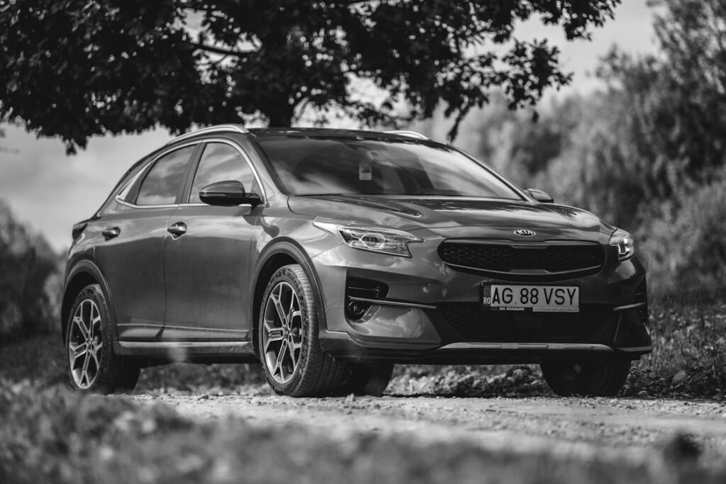 free-photo-of-black-and-white-kia-suv-on-country-road