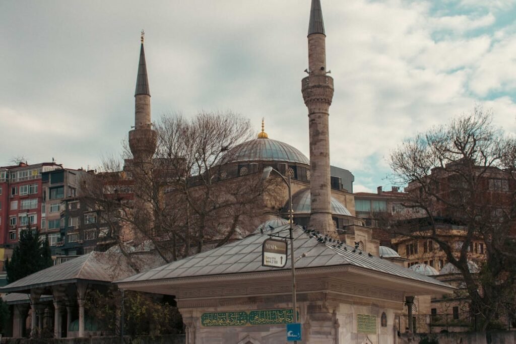free-photo-of-historic-mosque-with-minarets-in-istanbul-cityscape
