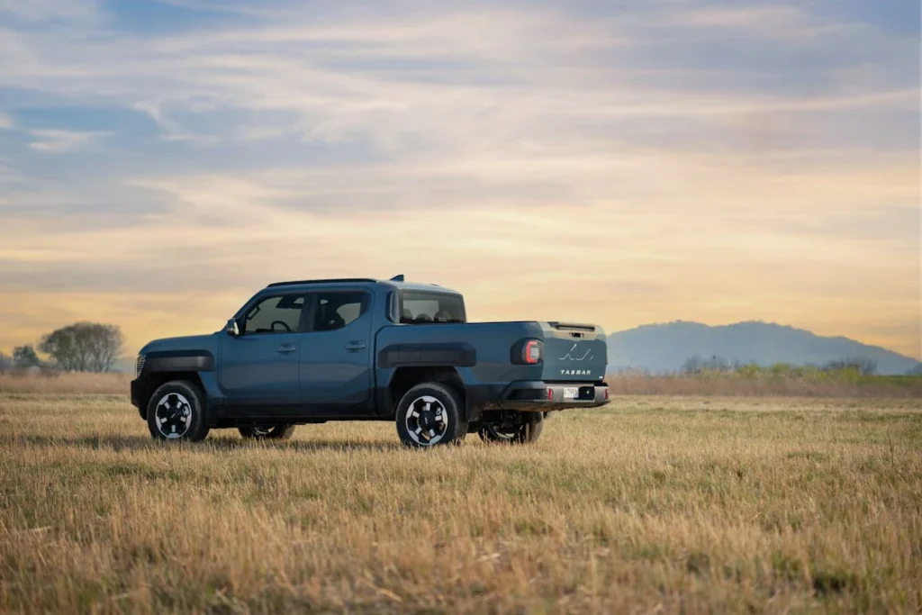 free-photo-of-modern-pickup-truck-in-scenic-outdoo