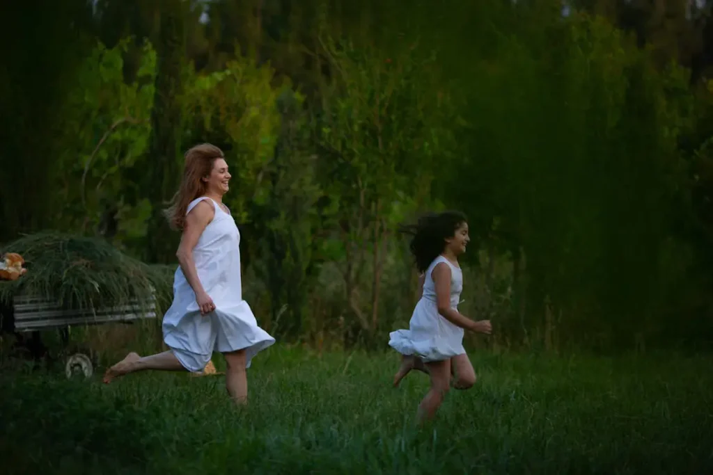 free-photo-of-mother-and-daughter-running-in-a-gre