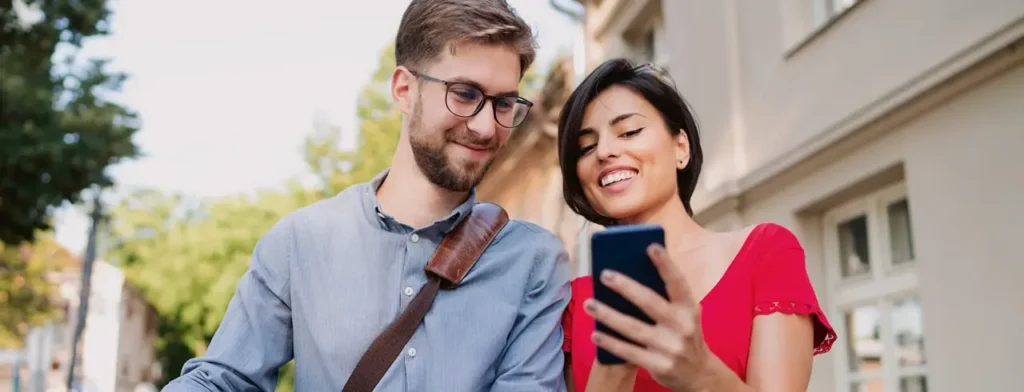 swica-kunden-unterwegs-frau-mann-smartphone-2560×9